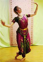 Photo of Bharatanatyam dancer by Marie-Julie Bontemps, 2014.