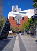 View from Yerba Buena Gardens: the windows of the upper-floor administration offices in Snøhetta’s new addition overlook Mario Botta’s original.